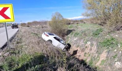 Beyşehir’de Trafik Kazası: Otomobil Dere Yatağına Uçtu, 2 Yaralı