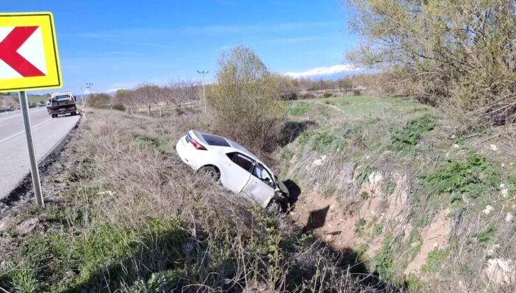 Beyşehir’de Trafik Kazası: Otomobil Dere Yatağına Uçtu, 2 Yaralı