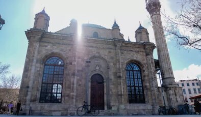 Konya’daki Aziziye Camii, Pencereleriyle Dikkat Çekiyor