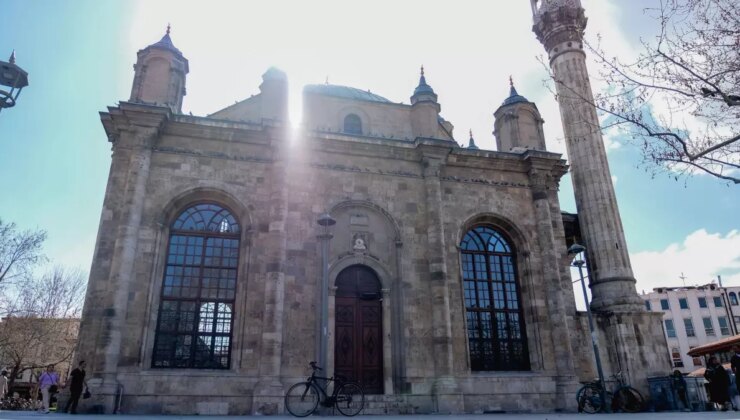 Konya’daki Aziziye Camii, Pencereleriyle Dikkat Çekiyor