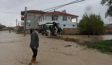 Konya’nın Yunak İlçesinde Şiddetli Yağış Tarım Arazilerini Su Bastı