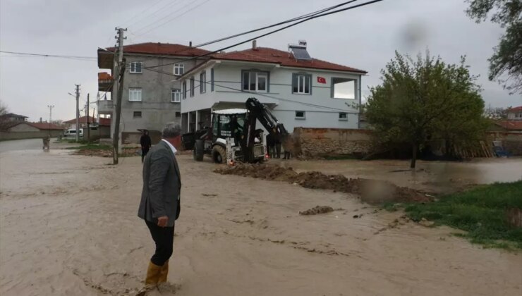 Konya’nın Yunak İlçesinde Şiddetli Yağış Tarım Arazilerini Su Bastı