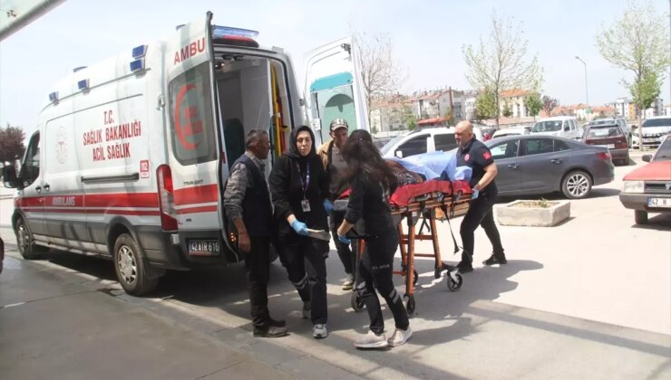 Beyşehir’de Çiftçi ve Çocuk İş Kazası Sonrası Yaralandı