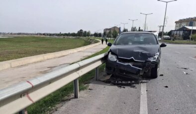 Beyşehir’de Kavşakta Otomobil Çarpışması: 2 Yaralı