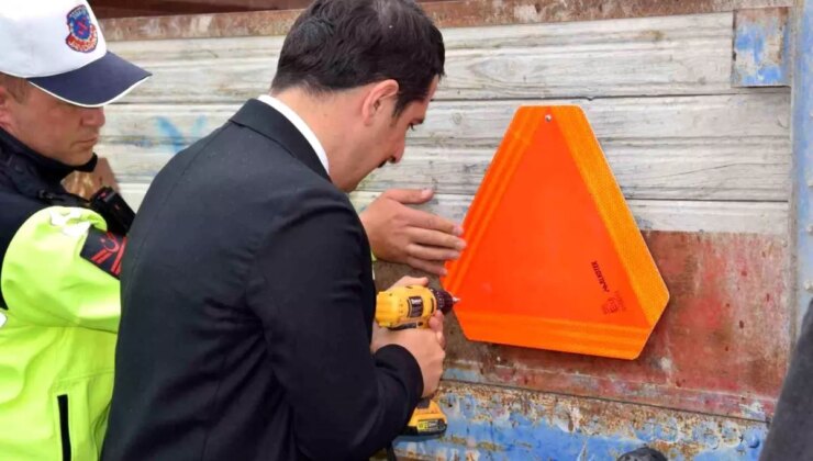 Konya’da Trafik Haftası Etkinliğinde Çiftçilere Reflektör Dağıtımı