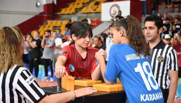 Konya’da Yıldızlar Bilek Güreşi Grup Müsabakaları Düzenleniyor