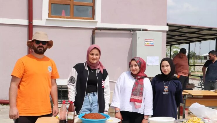 Lise Öğrencileri Uygulamalı Hayvan Yetiştiriciliği Eğitimi Alıyor