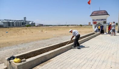 Gönüllü İnşaat Ustası, Yıkılmaya Yüz Tutmuş Çeşmeleri Yeniliyor