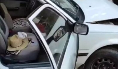 Kontrolden Çıkan Otomobil Kuaför Dükkanına Girdi: Bisikletli Yaralandı