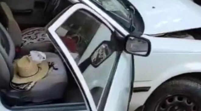 Kontrolden Çıkan Otomobil Kuaför Dükkanına Girdi: Bisikletli Yaralandı