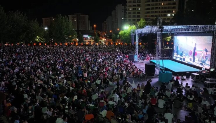 Konya’da Açık Hava Sineması: ‘Cep Herkülü: Naim Süleymanoğlu’ Filmi İlgiyle İzlenildi