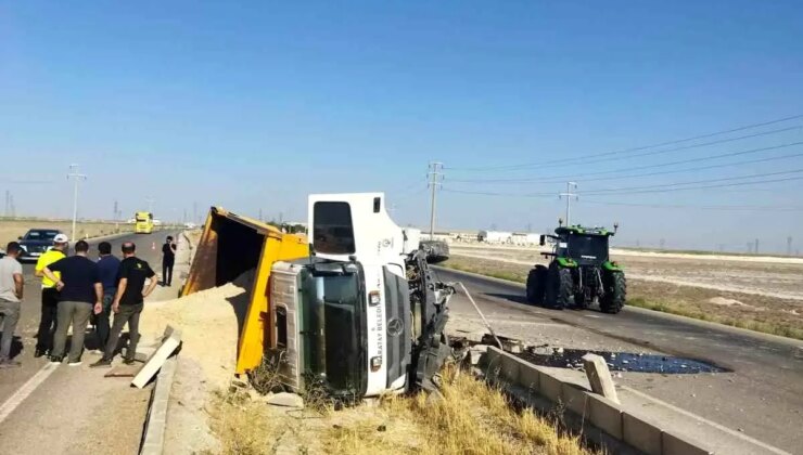 Konya’da Kum Yüklü Kamyonun Devrilmesi Sonucu 1 Kişi Yaralandı