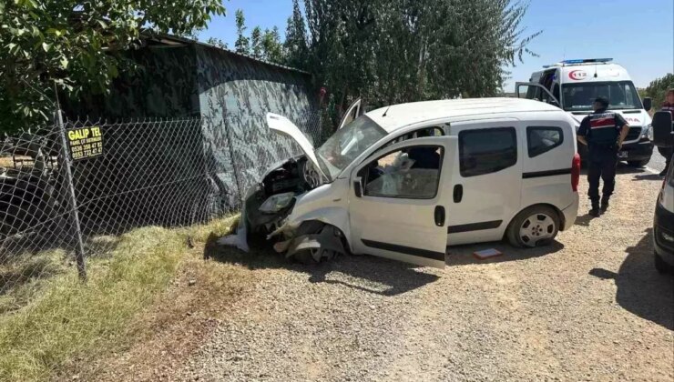Konya’da Hafif Ticari Araç Lastiği Patladı: 2 Yaralı
