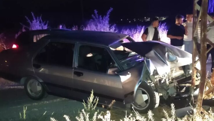 Konya’da Otomobil Elektrik Direğine Çarptı, 3 Yaralı